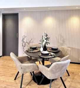 1 - 4 Pers. Apartment in Jeßnitz • Mawoi Living的一间用餐室,配有黑色的桌子和椅子