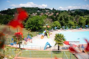 TroghiGlamping Florence的一个带滑梯水上公园的游泳池