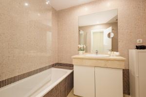 伊斯坦Apartment Balcones del Lago的带浴缸、水槽和浴缸的浴室