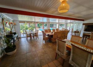 蚝湾牡蛎湾小屋酒店的一间带桌椅的用餐室