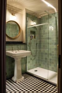 里克曼斯沃斯贝德福德阿姆斯酒店的一间带水槽和玻璃淋浴的浴室