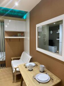 大雅台NA Suites at Pine Suites Tagaytay的厨房配有带盘子的桌子