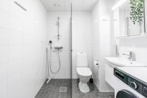 海门林纳SPOT Apartments Hämeenlinna的带淋浴、卫生间和盥洗盆的浴室