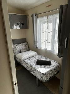 WartonYealands Delight的一间小卧室,配有床和窗户
