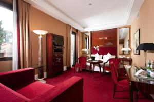 罗马拜伦勋爵酒店 - 世界小型豪华酒店集团的酒店客房带红色家具以及餐厅