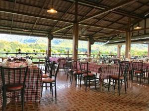 黎府Phurua Bussaba Resort & Spa的享有美景的带桌椅的用餐室