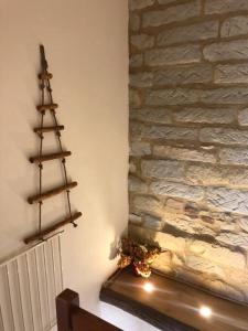 Serralunga di CreaCa' Cuore in Monferrato的石墙上的壁炉,上面有圣诞树