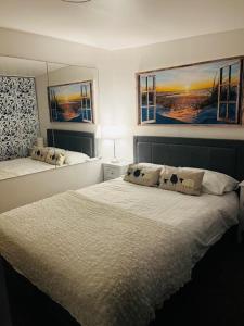 勒威克Norlande的一间卧室配有一张带两个枕头的床