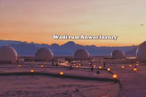 瓦迪拉姆Wadi rum anwar luxury camp的享有沙漠和日落圆顶的景色