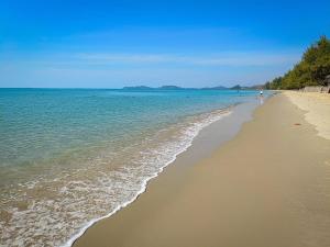 罗勇NADOHN2 Nai Fan Homstay的海滩与大海相映成趣