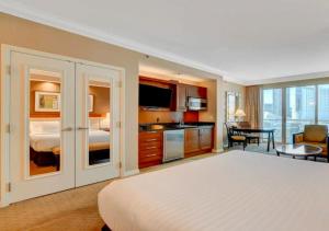 拉斯维加斯Luxury Studio With Balcony At Las Vegas的大型酒店客房设有床和厨房