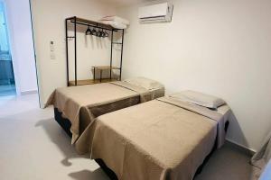 里约达欧特拉斯BlueCoast 205 Apartment的配有两张床的房间,