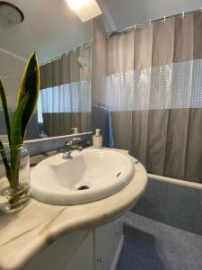 蓬塔德尔加达Luz's Retreat Apartment的浴室配有白色水槽和淋浴。