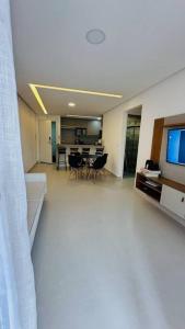 里约达欧特拉斯BlueCoast 205 Apartment的带电视的客厅和用餐室
