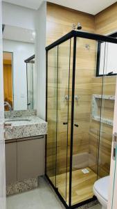 里约达欧特拉斯BlueCoast 205 Apartment的一间带玻璃淋浴和卫生间的浴室