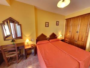 特雷韦莱斯Hotel Rural Pepe Alvarez的卧室配有1张床、1张桌子和1把椅子