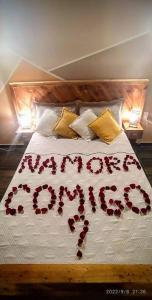 佩尼多PENEDO ACONCHEGO LOFT: VISTA, CONFORTO E NATUREZA!的玫瑰花瓣铺床,写出快乐的歌手这个词