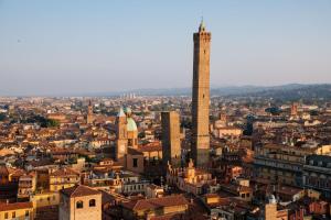 博洛尼亚Bologna Travel Suite的享有高塔城市美景