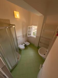 芬奇Appartamento a Vinci的浴室设有2个卫生间和2个水槽