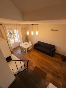 芬奇Appartamento a Vinci的客厅配有沙发和桌子