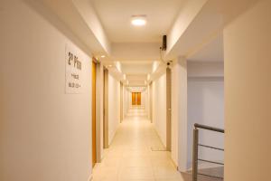 维拉卡洛斯帕兹埃尔康达多酒店的长长的走廊,有白色的墙壁和长长的走廊