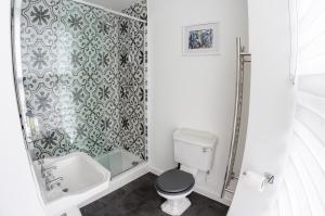 坎特伯雷布鲁姆公园度假村的带淋浴、卫生间和盥洗盆的浴室