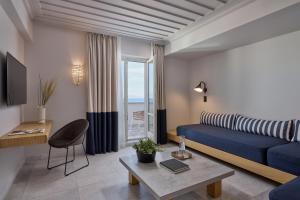 洛加拉斯Summer Senses Luxury Resort的客厅配有蓝色的沙发和桌子