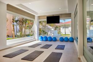 蓬塔卡纳Bahia Principe Luxury Ambar - Adults Only All Inclusive的客房设有带瑜伽垫的大窗户。