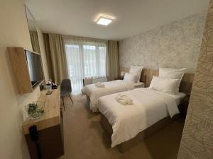 GodechХотел Балач的酒店客房设有两张床和电视。