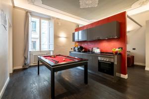 佛罗伦萨凯鲁比尼宫主题公寓的一间房间,配有乒乓球桌