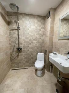 GodechХотел Балач的浴室配有卫生间、盥洗盆和淋浴。