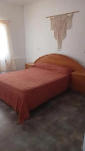 圣拉斐尔Departamento céntrico San Rafael的一间卧室配有一张红色棉被的床