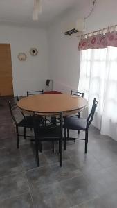 圣拉斐尔Departamento céntrico San Rafael的一张木桌和椅子