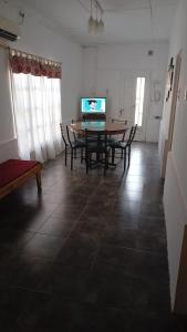 圣拉斐尔Departamento céntrico San Rafael的一间带桌椅和电视的用餐室