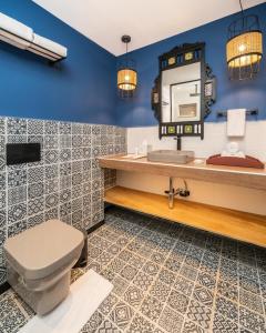 MoiraStorii By ITC Hotels Moira Riviera的一间带卫生间和镜子的浴室