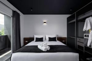 查汶BedTime Hotel Samui的一间卧室配有一张带白色毛巾的床