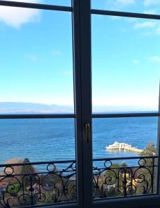 托农莱班Appartement avec vue 180 sur le Lac Léman的从窗户可欣赏到海景