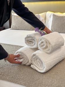格拉纳达Hotel Tent Granada的一个人把毛巾放在床上