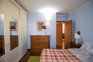 安杰利圣母Appartamento SERGIO LUXURY CENTRO parking free的一间卧室配有一张床、梳妆台和两面镜子