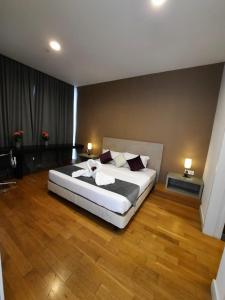 吉隆坡Platinum Suites KLCC by Classy的一间卧室,卧室内配有一张大床