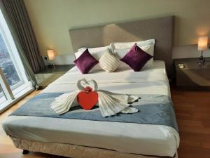 吉隆坡Platinum Suites KLCC by Classy的一间卧室配有一张带心翼和天使翼的床