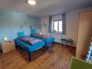 皮丁格拉斯曼乡村民宿的一间卧室设有两张床和窗户。