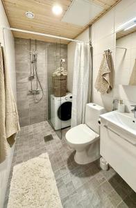 万塔New 3-Bed Apartment & Free Garage parking & PS5的浴室配有卫生间、淋浴和盥洗盆。