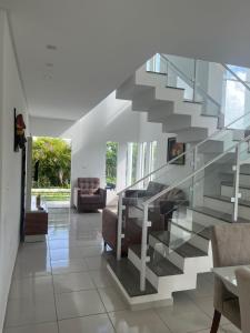 特里温福Condomínio Villa Verde Triunfo的带沙发的客厅的玻璃楼梯
