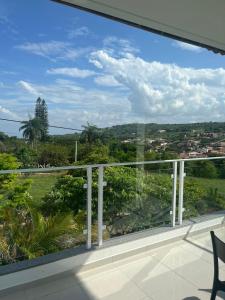特里温福Condomínio Villa Verde Triunfo的房屋的阳台享有风景。