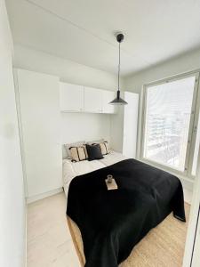 万塔New 3-Bed Apartment & Free Garage parking & PS5的一间卧室配有一张床上的黑色毯子