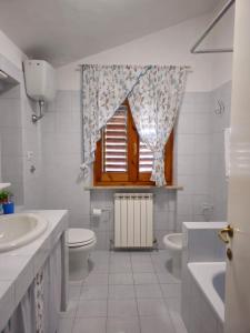 MontariceCasa Olea的一间带水槽和卫生间的浴室以及窗户。