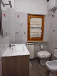 MontariceCasa Olea的一间带水槽和卫生间的浴室以及窗户。