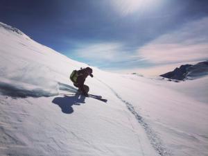 特尔斐克鲁罗斯酒店的一个人在雪覆盖的斜坡上滑雪