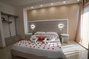 帕尔盖利亚B&B Jerocades的一间卧室配有一张红色的大床